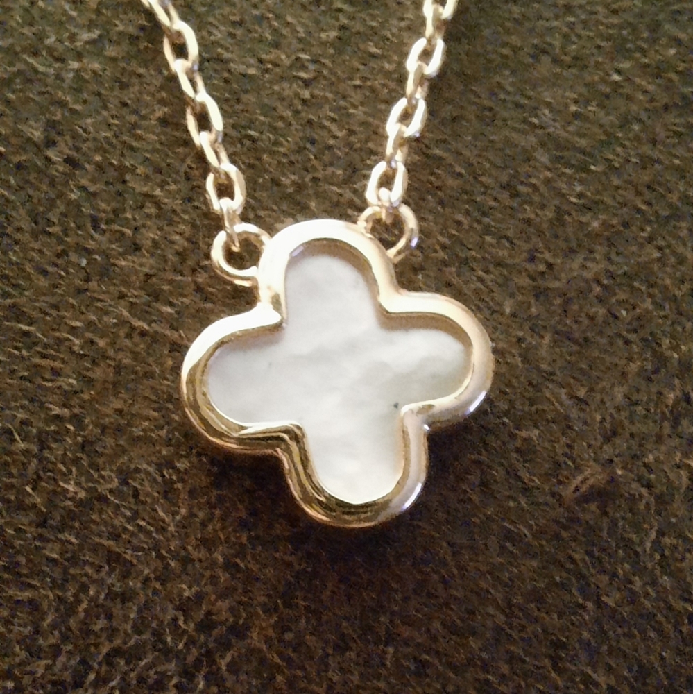 EVRY pearl goldtone clover necklace adjustable length Signed Quatrefoil